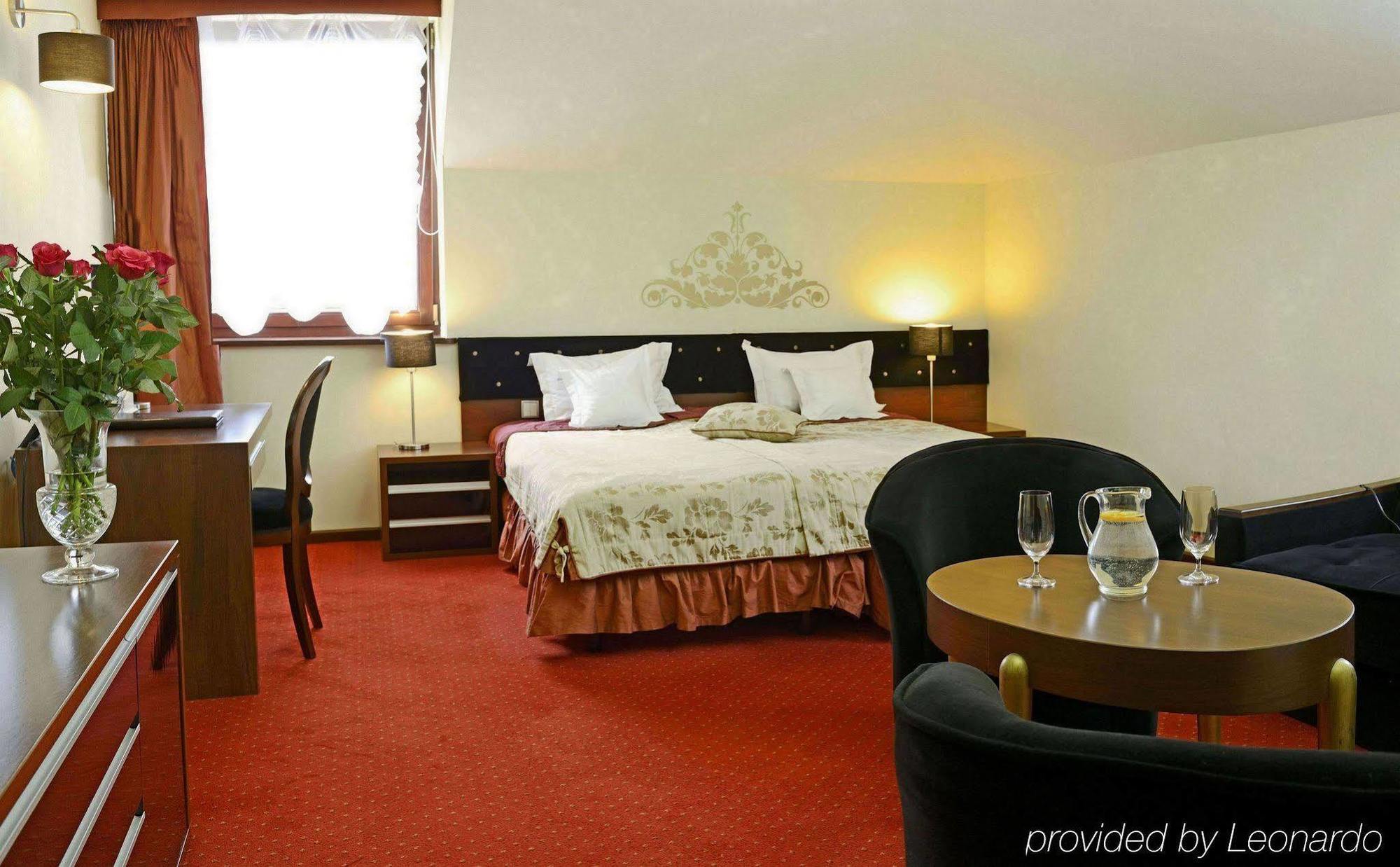 Dwor Kombornia Hotel&Spa Luaran gambar