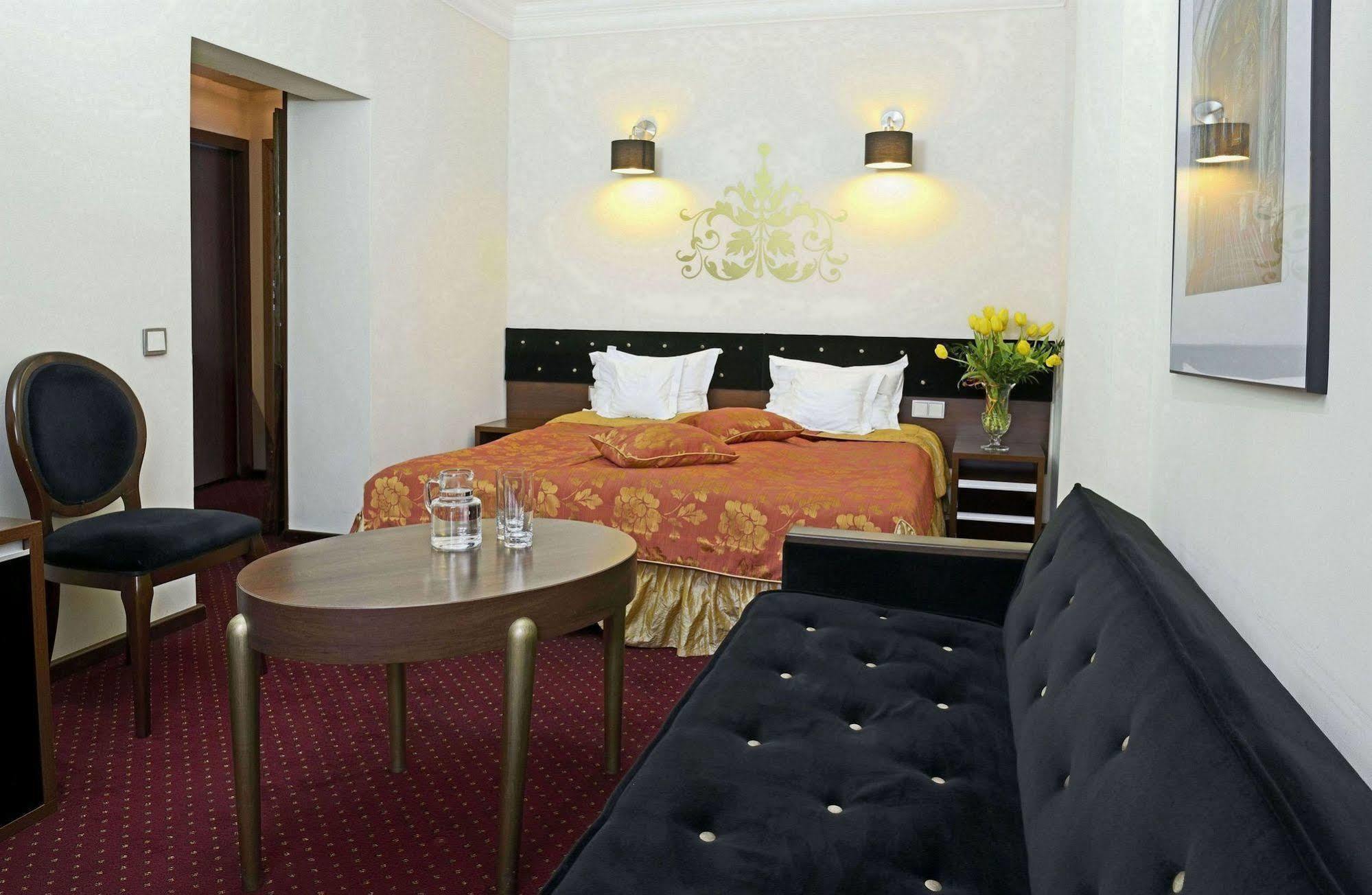 Dwor Kombornia Hotel&Spa Luaran gambar